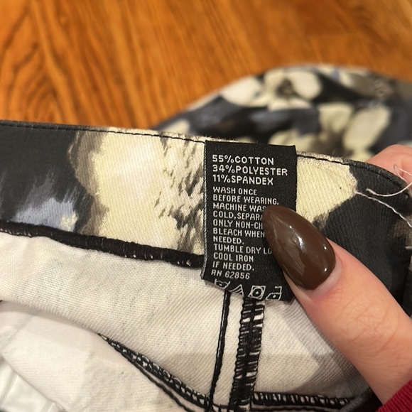 Hue Woman’s Flower Jeans Size S - Picture 7 of 7